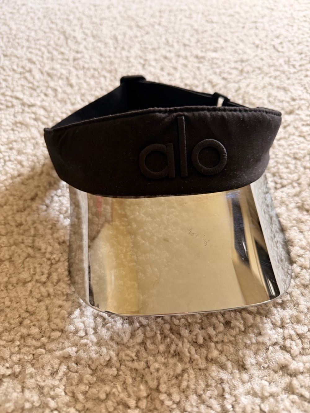 ALO Yoga Black and Gold Mirrored Visor - Picture 4 of 9